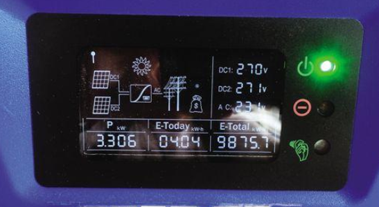 屋頂上加了塊光伏板 降溫且能發(fā)電賺錢！